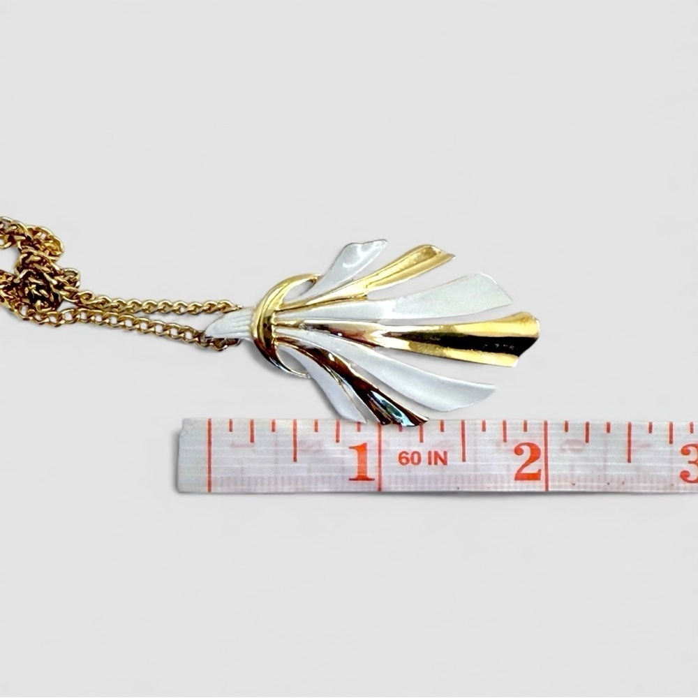 Vintage White Enamel Leaf Pendant Necklace Gold Tone 25 Inch Chain - Picture 5 of 6
